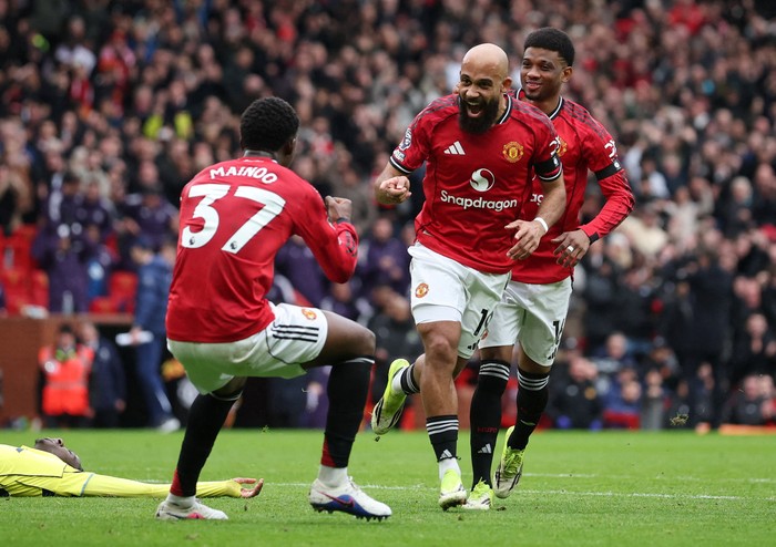 mu-tampil-memukau-tekuk-tottenham-2-0-di-old-trafford-1770519175372