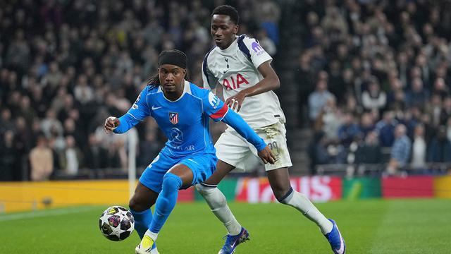 053501000_1773868678-ademola-lookman-atletico-madrid-pape-matar-sarr-tottenham-berebut-bola-liga-champions-2026