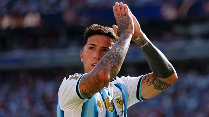 Argentine soccer player clapping hands in celebration on the field.